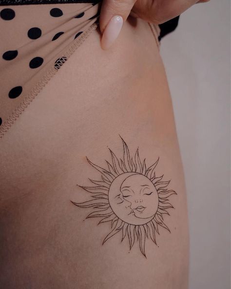 Mandala Arm Tattoos, Optical Illusion Tattoos, Illusion Tattoos, Sun And Moon Tattoo, Hippie Tattoo, Crazy Tattoos, Tasteful Tattoos, Petite Tattoos, Chest Tattoos For Women