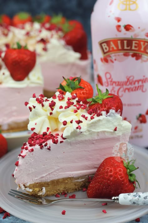 Baileys Strawberry And Cream, Strawberries And Cream Baileys, Baileys Poke Cake, Strawberries And Cream Recipe, Baileys Recipes Drinks, Baileys Dessert, Strawberry Cream Pie, Baileys Drinks, Baileys Cheesecake