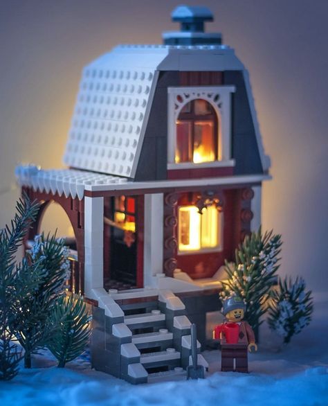 Lego Small House, Lego Cottage Ideas, Lego Winter Village Ideas, Small Lego House, Lego Cottage, Small Lego Builds, Building Legos, Christmas Lego, Lego Christmas Village