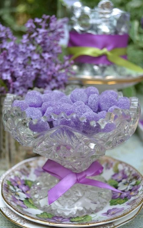 Purple Inspiration, Bridal Shower Desserts Table, Lila Party, Bridal Shower Desserts, Lavender Cottage, Shower Desserts, Lovely Lavender, Foto Tips, Purple Love