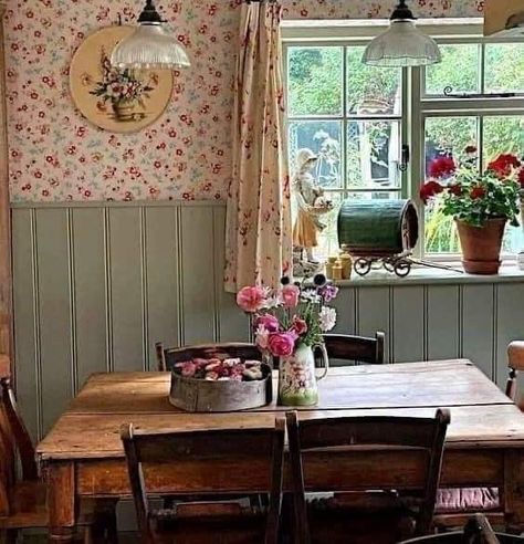 Cottage Core Dining Table, Cottagecore Dining Room, Colorful Cottagecore, Cottage Core Home, Cottagecore House, Cottagecore Kitchen, Let's Stay Home, Cottage Dining Rooms, Cottagecore Home