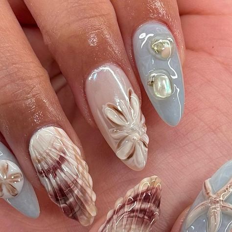 APRÉS GEL X NAILS 🇨🇦 on Instagram: "she sells seashells by the seashore 🎶

with inspiration from @oaklestudio 

#gelxnails #almondnails #shellnails #seashellnails #naturenails #beachnails #beachvibes #oceannails #summernails #summernailinspo #gelnailsdesign #nailart #3Dnails #nailcharms #nails2inspire #pinterestnails #mermaidnails #nailsoftheday" Seashell Nails, Easy Nails, Summery Nails, Mermaid Nails, Vacation Nails, Nail Swag, Nagel Inspo, Beach Nails, Nailed It