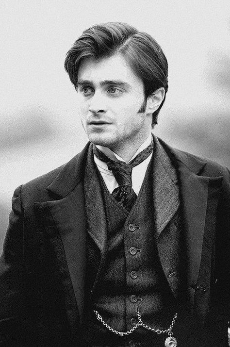 Daniel Radcliffe as Arthur Kipps, in one of the scariest Haunted House thrillers, 'The Woman In Black', 2012. Daniel Radcliffe The Woman In Black, Daniel Radcliffe Woman In Black, Daniel Radcliffe Fashion, Daniel Radcliffe Now, Daniel Radcliffe Aesthetic, Daniel Radcliffe Movies, Jessica Raine, Victorian Male, Npc Rpg