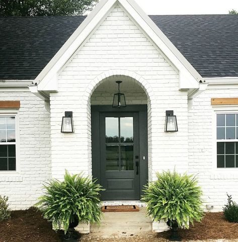 Beautiful modern farmhouse entrance White Brick House, Walkways Ideas, Tiny House Plans Small Cottages, Brick House Exterior, Small Cottage Designs, Painted Brick Exteriors, Exterior Window, Small Cottages, Best Tiny House