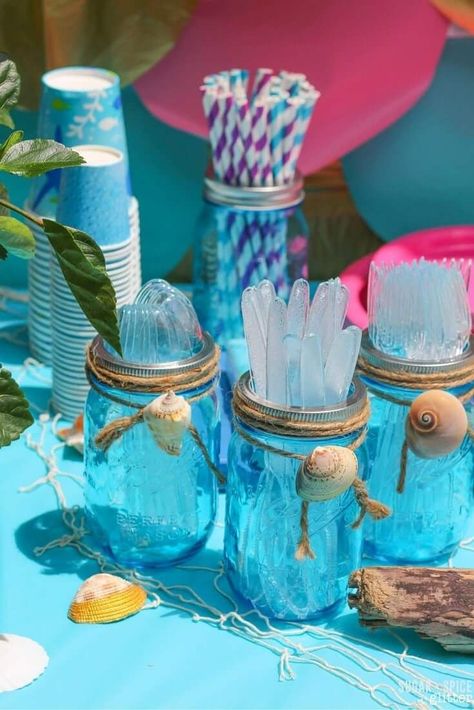 How to Throw a Mermaid Birthday Party on a budget - including the mermaid party foods, mermaid play list, and mermaid party activities Party Budget, Mermaid Party Food, Diy Halloween Dekoration, Beach Baby Showers, Ocean Birthday Party, Mermaid Birthday Party Decorations, Ballon Party, Fest Temaer, Beach Birthday Party