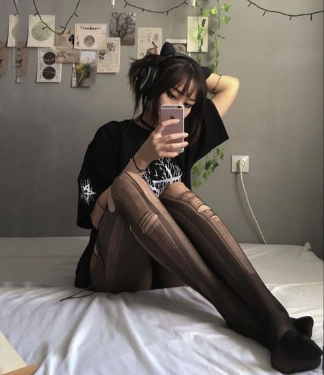 Soft Grunge Outfits Skirts, Soft Femboy Outfits, Hot Goth Outfits, Fairy Make-up, Pantyhose Outfit, Soft Grunge Outfits, Outfits Skirts, Legs Outfit, Ghost Girl