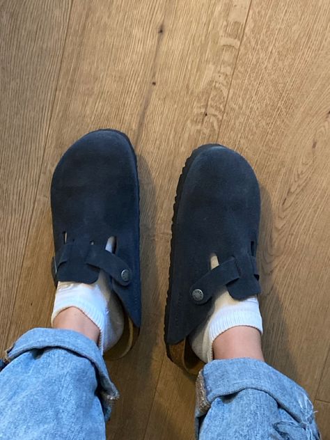 Birkenstock Boston Midnight, Navy Boston Birkenstocks, Boston Clogs Socks, Boston Birkenstock Aesthetic, Doc Martin Clog, Birkenstock Clogs Aesthetic, Clog Aesthetic, Birkenstock Outfit Aesthetic, Clogs Aesthetic