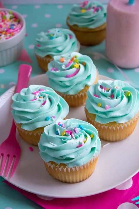 Two Sweet Cupcakes, Fluffy Vanilla Cupcake Recipe, Creative Cupcake Recipes, Fluffy Vanilla Cupcakes, Vanilla Cupcake Recipe, Brownie Cupcakes, Creative Cupcakes, Salty Cake, Unicorn Cupcakes