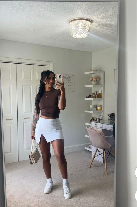 White Skirt Brown Top, Mini Skirt Outfit Ideas Summer, White Mini Skirt Outfit Summer, Mini Skirt Outfit Summer Casual, White Skirt Outfit Ideas, White Mini Skirt Outfit, Outfit Ideas Skirt, Mini Skirts Outfits Summer, White Skirt Outfits