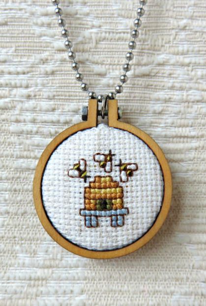 ≗ The Bee's Reverie ≗ Honeybee Cross Stitch Pendant by FeltSewGood on Etsy Honeybee Cross Stitch, Bumblebee Cross Stitch, Cross Stitch Pendant Pattern, Cross Stitch Designs Simple, Small Crosstitch Patterns, Daisy Cross Stitch Pattern Free, Simple Cross Stitch Designs, Bumble Bee Cross Stitch Pattern, Micro Cross Stitch Pattern