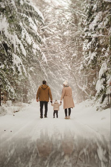 Snow Fall Photography, Snow Photography Family, Baby Snow Pictures Photo Ideas, Winter Family Of 3 Photos, Snowy Photoshoot Family, Christmas Family Photos Snow, Winter Forest Family Photos, Winter Family Photos In Snow, Cozy Snow Aesthetic