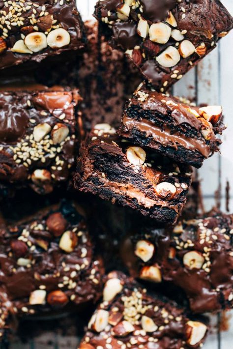 These fudgy tahini brownies are baked with a layer of nutella right in the center. They're ooey gooey with a rich flavor that's not too sweet. The tahini helps balance out the nutella, giving you a well rounded brownie with a flavor you've never experienced before. #brownies #nutella #tahini #fudgybrownies #brownierecipe #butternutbakery | butternutbakeryblog.com Vegan Nutella, Molten Chocolate, Chocolate Hazelnut Spread, No Bake Brownies, Chocolate Hazelnut, Brownie Recipes, Dessert Bars, Brownies, Sweet Recipes