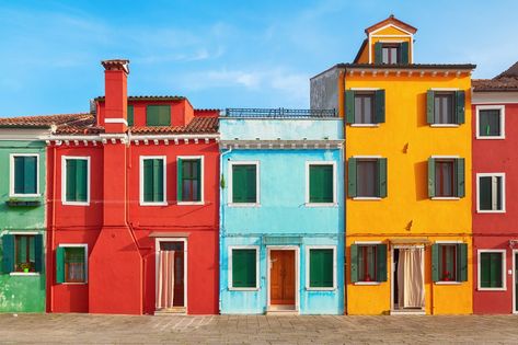 Traditional small colorful houses on Burano island, Venice, Italy Italy Colorful Houses, Colourful Houses Exterior, Burano Island, Venice House, Burano Italy, Colorful Apartment, Colorful Houses, Italian House, Venice Travel