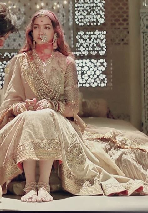 Deepika Padukone Padmavati Look, Padmaavat Outfits, Padmavati Deepika Dress, Rajput Princess, Rani Padmavati, Tassels Fashion Clothing, Rajasthani Bride, Rajputi Dress, Deepika Padukone Style