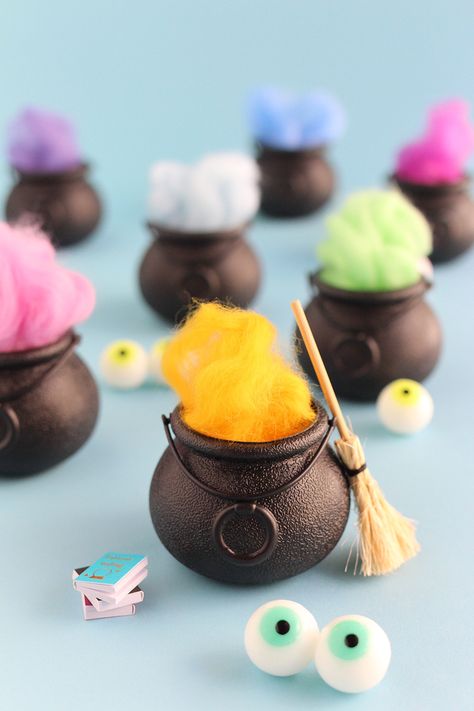 Mini Cauldron Decoration Ideas, Mini Cauldron Ideas, Caldron Halloween Ideas, Halloween Picnic, Bubble Gum Party, Healthy Halloween Party Food, Cauldron Craft, Lab Decorations, Wednesday Party