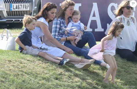 Catherine Kate Middleton, duchesse de Cambridge, le prince George, la princesse Charlotte, pieds nus, lors d'un match de polo caritatif au Beaufort Polo Club à Tetbury le 10 juin 2018. Kate Middleton Family, Camille Gottlieb, Duchesse Kate, Prince William Et Kate, Prins William, Victoria Silvstedt, Prince George Alexander Louis, Trooping The Colour, Kate Middleton Prince William