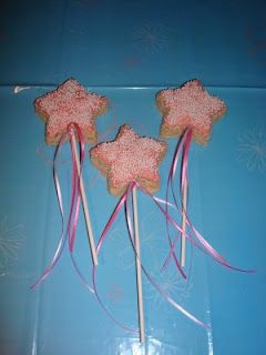 For a princess party. Rice krispy treat wands. Party Rice, Birthday Magic, Knight Party, Diy Edible, Halloween Things, Princess Tea Party, Cereal Treats, Rice Krispy, Magic Wands