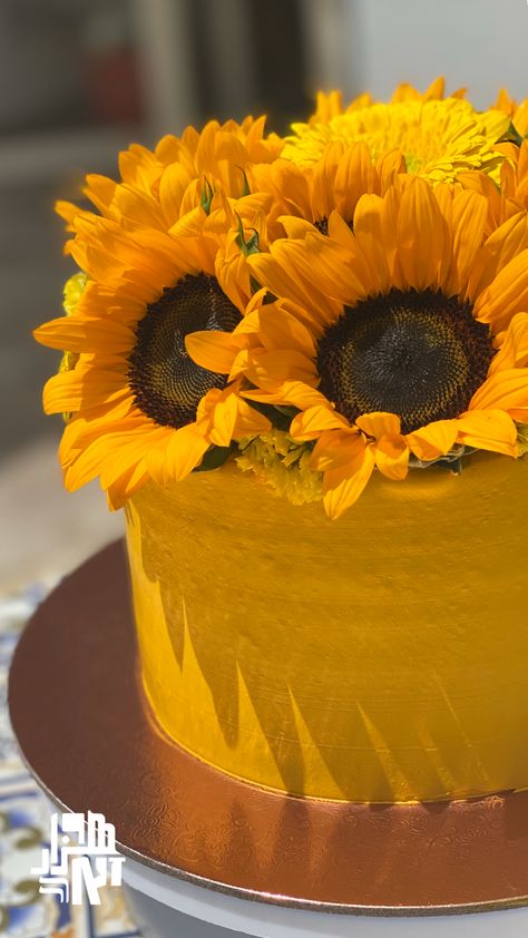 Yellow cake with sunflowers Cake With Sunflowers, Birthday Captions Instagram, Birthday Inspo, Birthday Captions, Yellow Cake, Party Planning, Chocolate Cake, Cake, Yellow