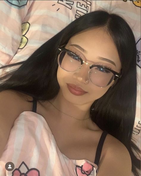 Cute Latina Makeup, Pretty Asians With Glasses, Glasses Selfie Ideas, Latina Glasses, Latina With Glasses, Makeup Looks With Glasses, Baddies With Glasses, Asian Lips, Braces And Glasses