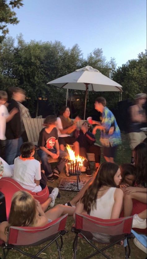 Southern Party Aesthetic, Family Parties Aesthetic, Backyard Rager Party, Family Gatherings Aesthetic, Cookout With Friends, Backyard Bonfire Aesthetic, Bbq With Friends Aesthetic, Family Fun Aesthetic, Big Friendgroups