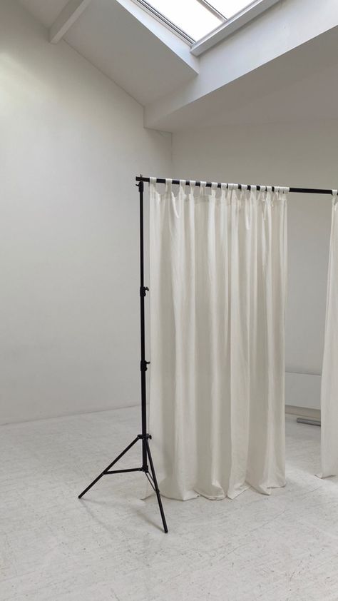 Simple Photo Studio Set Up, Interview Room Design, Fabric Backdrop Photoshoot, Studio Setup Photography, Minimal Curtains, Advertising Ideas Marketing, Cheap Backdrop, Home Photo Studio, White Studio Background