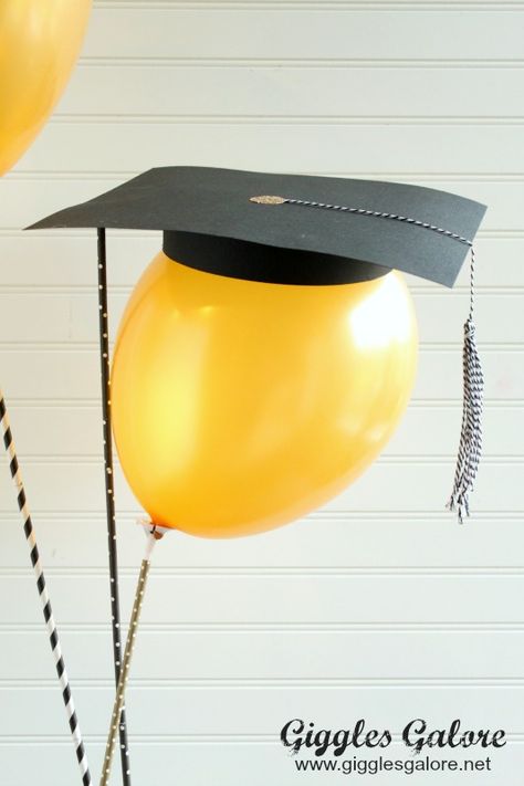 Graduation Cap Balloon Diy Graduation Decorations, Kindergarten Graduation Party, Toilette Design, Senior Graduation Party, Graduation Party High, Graduation Party Diy, Graduation Crafts, Graduation Party Centerpieces, Diy Graduation Cap