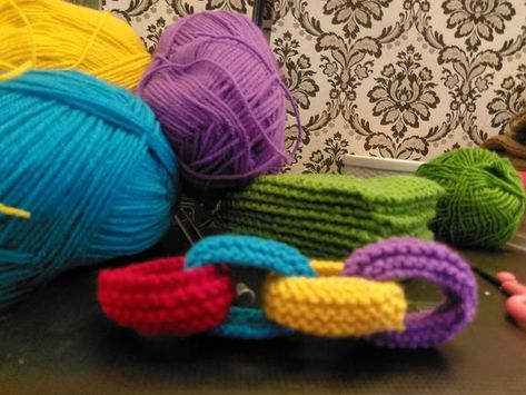 Knitted Paper Chain Pattern, Knitted Paper Chain, Knitted Applique, Miniature Knitting, Paper Chain, Crafty Fox, Knitting For Charity, Paper Chains, Christmas Projects Diy