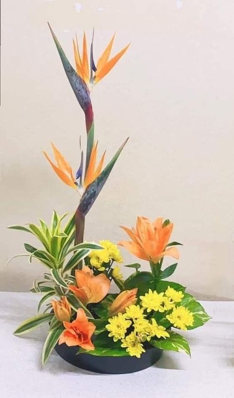 Luau Flowers, Heliconia Arrangement, Tropical Reception, Ikebana Arrangement, Flowers Ornaments, Arreglos Ikebana, Arrangement Flowers, Modern Floral Arrangements, Floral Art Arrangements