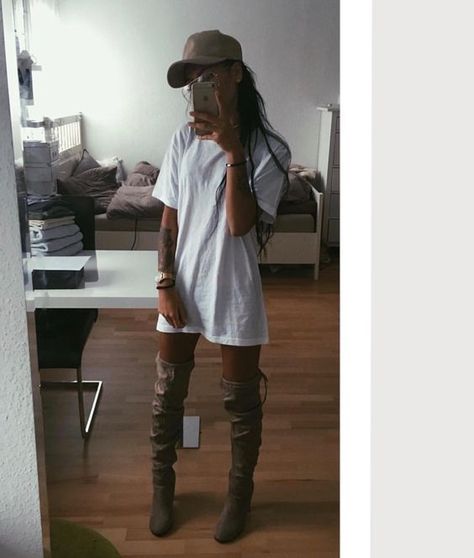 Outfits With Knee High Boots, Knee Boots Outfit, High Boots Outfit, Mode Grunge, Trendy Swimwear, Cooler Look, Looks Style, Ladies Dress Design, Boots Outfit