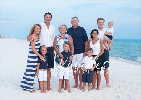 Family Beach Pictures Outfits, Family Photo Outfits Summer, Beach Picture Outfits, Family Portrait Outfits, Family Photo Colors, Photos Black And White, Photos Bff, Family Beach Portraits, Family Beach Pictures