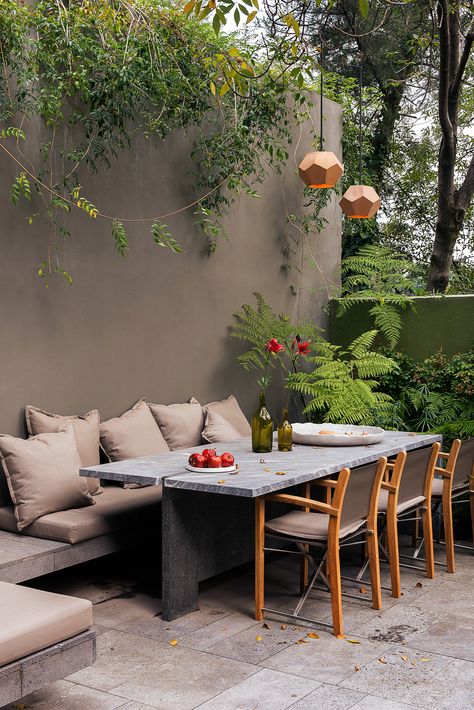 4 Ways to Get a Lush & Modern Outdoor Look. Set al Fresco Ambience. A built-in bench and table turn this courtyard into an open-air dining room. Casa Hobbit, Outdoor Seating Area, Patio Interior, Modern Backyard, Built In Bench, Outdoor Dining Area, घर की सजावट, Small Patio, Patio Area