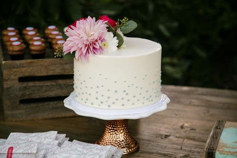 Step-by-step instructions on how to freeze your wedding cake so it still tastes as good as the day it was served at your wedding! Wedding Dress Cupcakes, Frozen Wedding, Cupcakes Wedding, Ideas Cupcakes, Wedding Cake Servings, Wedding Cake Alternatives, Wedding Consultant, Amazing Wedding Cakes, Wedding Cake Rustic