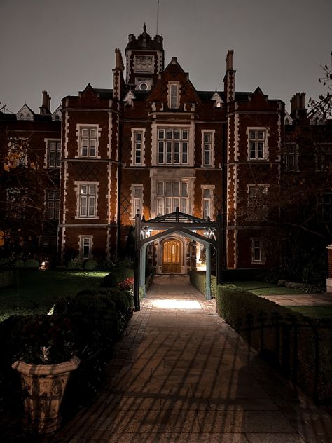 architecture house interior design home christmas decor darker academia aesthetic haunted house London Manor House, Black Manor, British Mansion, London Mansion, Mansion Aesthetic, House Mansion, Chelsea London, London House, Trading Charts