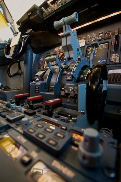 Boeing 737-800 throttle quadrant Boeing 737 Cockpit, Jet Privé, Aviation Technology, Plane And Pilot, Pilots Aviation, Airplane Wallpaper, Airline Pilot, Airplane Photography, Airplane Pilot