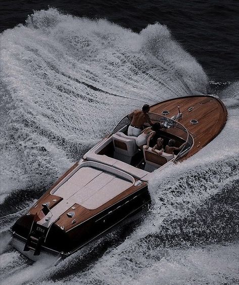 🛥️📸 #oldmillion #lançamento #estilodevida Speed Boat Aesthetic, Boat Summer, Feather Fashion, Italian Interior Design, Classic Yachts, Speed Boat, Wood Boats, Luxury Pool