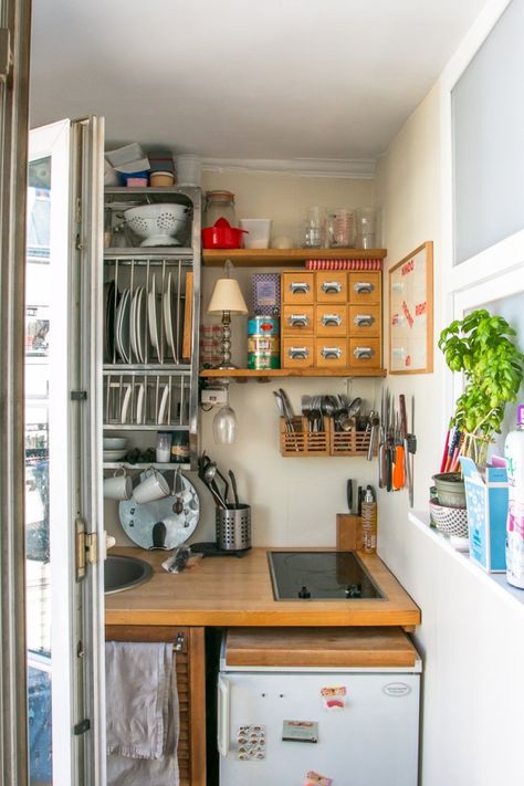 Small European Apartment, Parisian Small Apartment, Paris Apartment Kitchen, Tiny Kitchenette, Small Parisian Apartment, Small Paris Apartment, Paris Apartment Decor, European Apartment, Parisian Kitchen