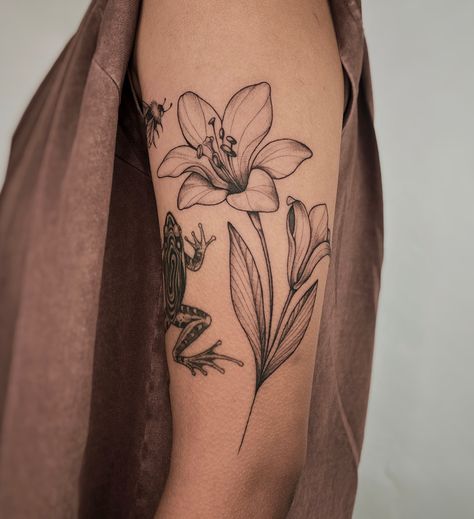 •lily and bee• the second addition to this patchwork sleeve in progress 🌿 frog is healed about 4months, thank you! 🍁books are open for fall🍁 link in bio, custom deans flash available- posting new flash weekly #nyctattoo#flashtattoo#patchwork#beetattoo#lilytattoo#femaletattooartist Flower Tattoo Patchwork, Lily Pad Tattoo, Flash Tattoo Sleeve, Nyc Tattoo, Patchwork Sleeve, Flower Sleeve, Tattoo Inspo, Lily Pads, Flash Tattoo