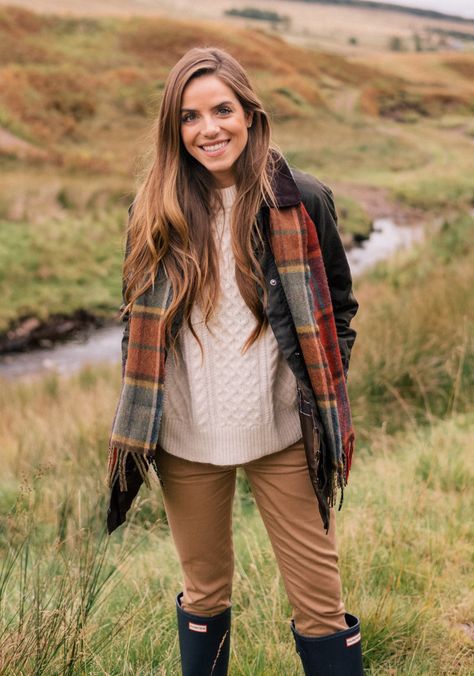 Mountain Fits, Connecticut Fashion, Scotland Outfit, Tweed Women, Scotland Fashion, Mode Country, Countryside Fashion, Waxed Jacket, Looks Country