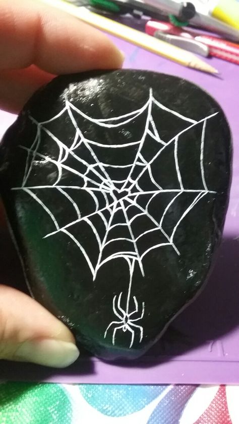 Spiderweb heart painted rock- kindness rocks project Goth Rock Painting, Skeleton Rock Painting, Witchy Painted Rocks, Spooky Rock Painting, Spiderweb Painting, Rock Painting Ideas Aesthetic, Kindness Rocks Project, Halloween Canvas Paintings, Creative Pumpkin Painting