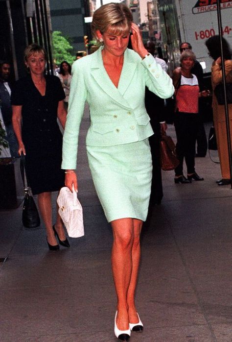 Princess Diana in a mint green skirt suit and a white quilted Chanel bag. Princess Diana Dresses, Princess Diana Fashion, Mode Chanel, Diana Fashion, Princes Diana, Lovely Photo, Lady Diana Spencer, Diana Spencer, Princesa Diana