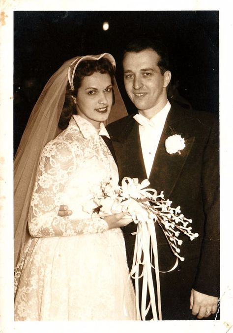 Old Wedding Photos, 1940s Wedding, Bride Vintage, Hollywood Photo, Vintage Brides, Hollywood Wedding, Vintage Wedding Photos, Vintage Weddings, Wedding Dresses Photos