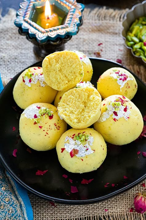 Indian Fusion Sweets, Fusion Mithai, Fusion Desserts, Easy Indian Dessert, Diwali Sweets Recipe, Diwali Recipes, Ladoo Recipe, Diwali Snacks, Paneer Dishes