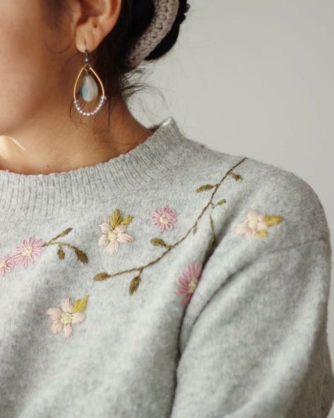 Embroidered Sweater Diy, Embroidery On Knit, Diy Cardigan, Clothes Embroidery Diy, Embroidery Sweater, Wool Embroidery, Basic Embroidery Stitches, Embroidery On Clothes, Sewing Embroidery Designs