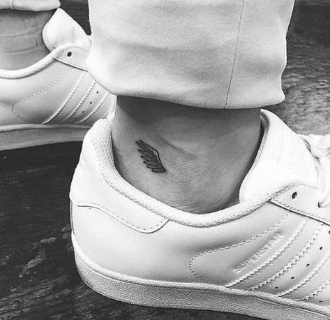 Small Wing Tattoos, Small Wings Tattoo, Small Angel Tattoo, Ankle Tattoo Men, Wing Tattoo Designs, Tattoo Zeichnungen, Wing Tattoo, Cute Small Tattoos, E Tattoo