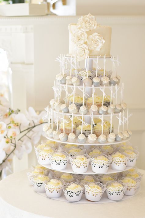 Cake Pop Tiered Cake, Cakepop Wedding Cakes, Wedding Cakes With Cake Pops, Quince Cake With Cupcakes, Cake Pop Stands Display, Cake Pop Display Ideas Wedding, Cake Pop Tower, Cake Pop Wedding Cake, Wedding Cake Pops Display