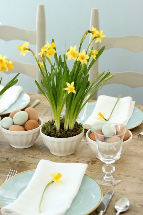 simple Easter tablescape Easter Tablescapes Diy, Easter Brunch Table Setting, Easter Dining Table, Easter Brunch Tablescape, Easter Table Centerpieces, Easter Brunch Menu, Easter Things, Spring Board, Spring Cottage