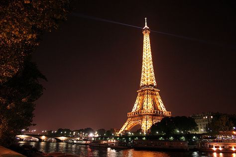 paris at night Beautiful Paris, Paris At Night, Paris Love, Pretty Images, Visit Paris, The Eiffel Tower, Oh The Places Youll Go, Favorite City, Dream Destinations