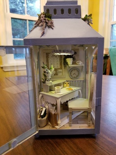 Lantern Terrarium, Dekoratívne Vence, Room Box Miniatures, Fairy Lanterns, Lantern Ideas, Fairy Garden Designs, Fairy Garden Houses, Miniature Rooms, Tree Shop