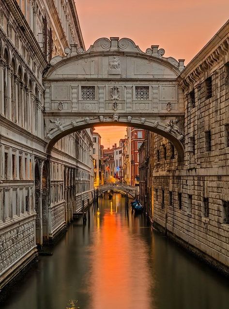 Venice—Bridge of Sighs at sunset Venetian Architecture, Europe Vibes, Sunset Bridge, Venice Italy Food, Venice Bridge, Venice Map, Nice Sunset, Los Angeles Parks, Architectural Orders