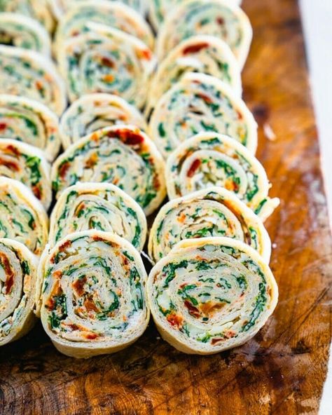 Pinwheel Appetizers, Tortilla Rolls, Roll Ups Tortilla, Pinwheel Recipes, Couple Cooking, Finger Foods Easy, Appetizers Easy Finger Food, Tailgate Food, Party Food Appetizers